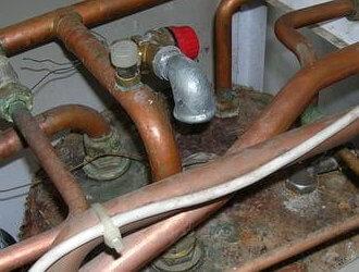 przegląd pieca Termet - korozja górnej pokrywy zasobnika